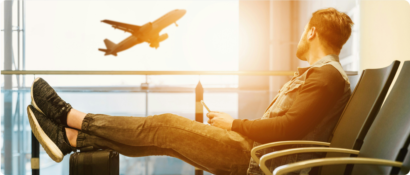 Homem olhando avião decolando Smil